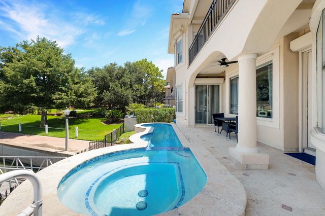 305 Harborside Circle, Kemah, TX 77565