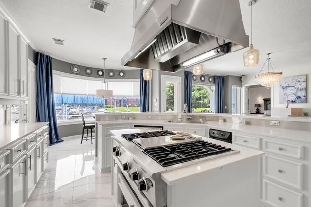 305 Harborside Circle, Kemah, TX 77565