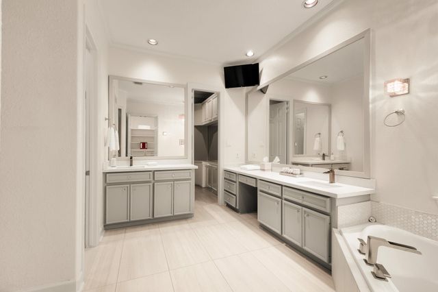 305 Harborside Circle, Kemah, TX 77565