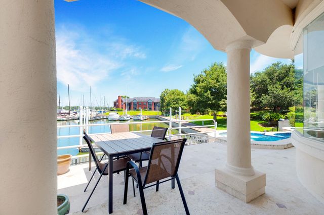 305 Harborside Circle, Kemah, TX 77565