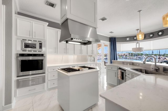 305 Harborside Circle, Kemah, TX 77565