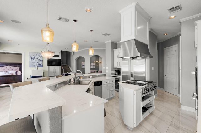305 Harborside Circle, Kemah, TX 77565