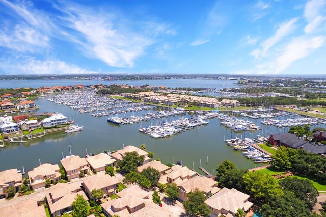 305 Harborside Circle, Kemah, TX 77565