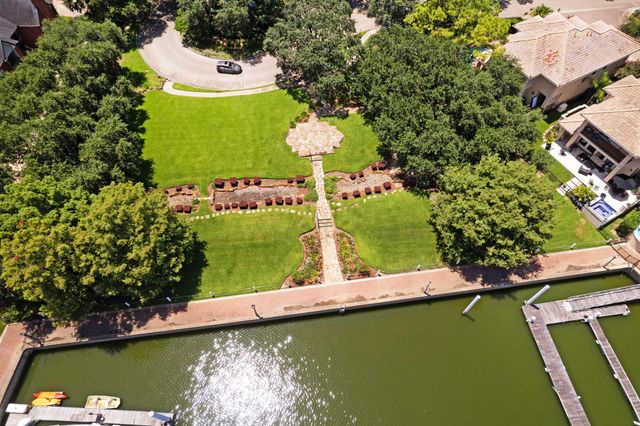 305 Harborside Circle, Kemah, TX 77565