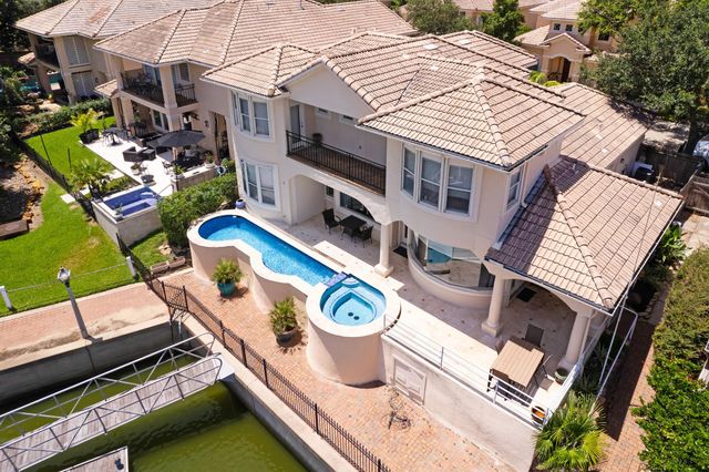 305 Harborside Circle, Kemah, TX 77565