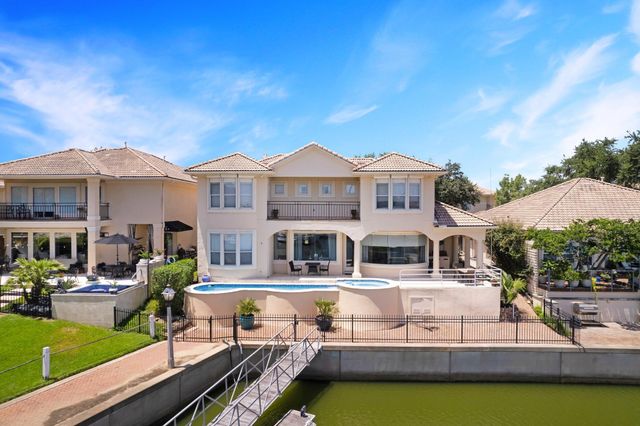305 Harborside Circle, Kemah, TX 77565