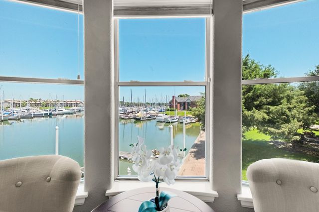 305 Harborside Circle, Kemah, TX 77565