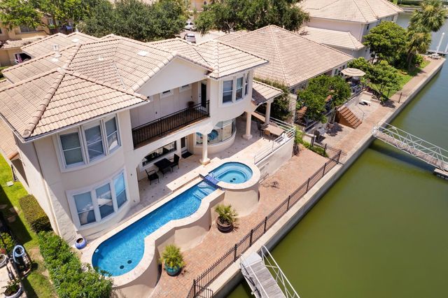 305 Harborside Circle, Kemah, TX 77565