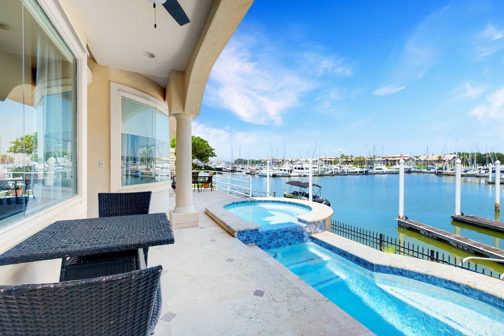 305 Harborside Circle, Kemah, TX 77565