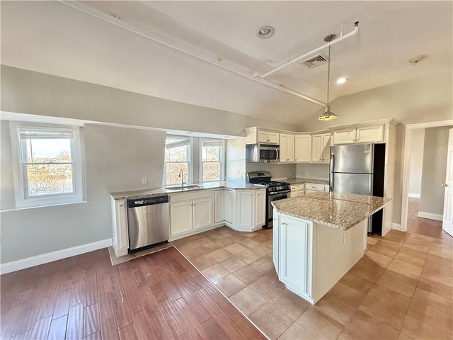 23 Peck Lane 3rd floor, Warwick, RI 02888