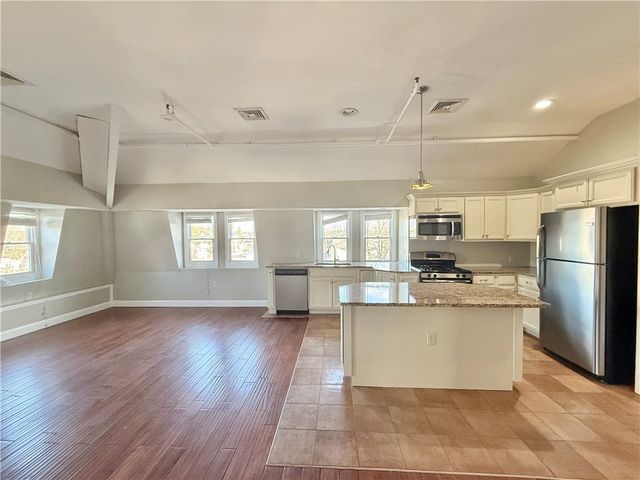 23 Peck Lane 3rd floor, Warwick, RI 02888