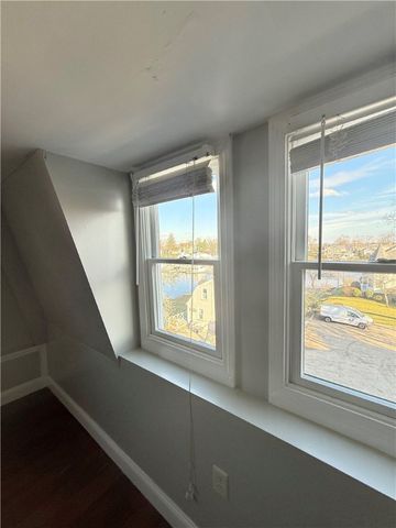 23 Peck Lane 3rd floor, Warwick, RI 02888