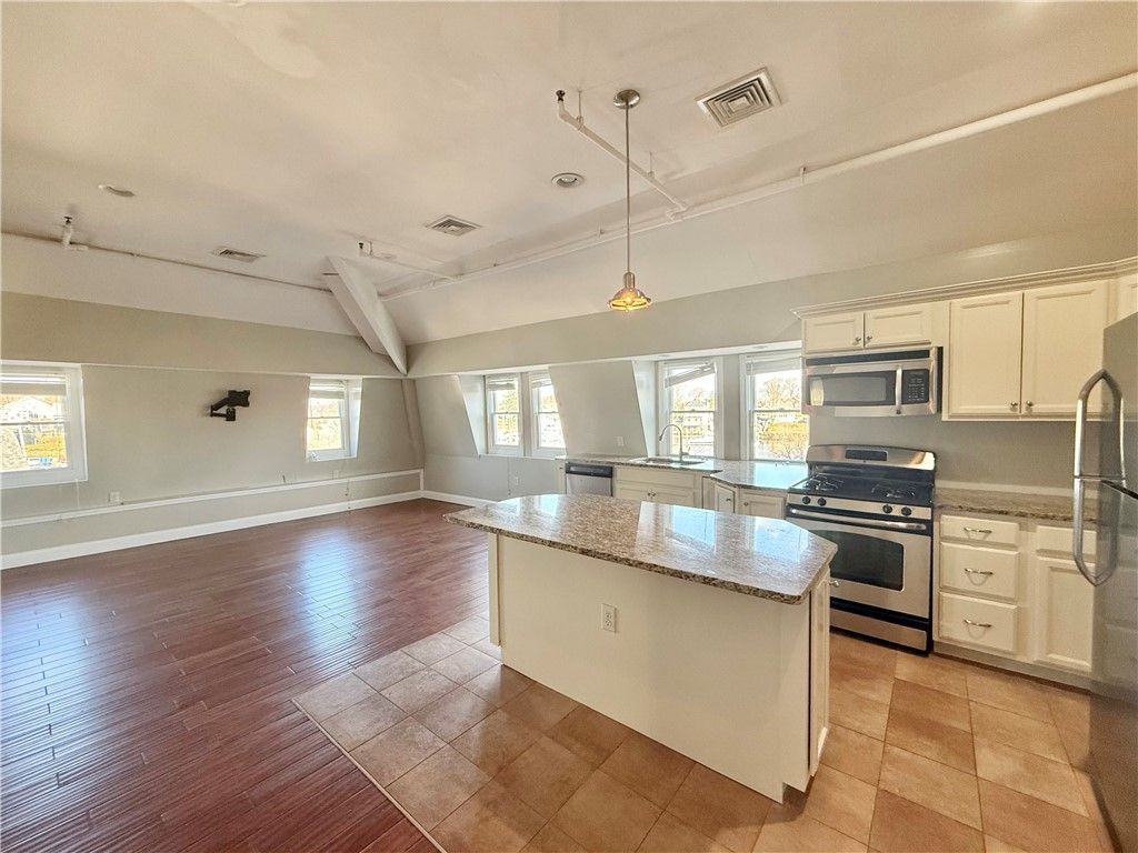 23 Peck Lane 3rd floor, Warwick, RI 02888