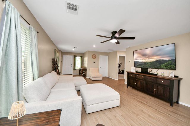 332 Riverwood Village Lane, Sealy, TX 77474