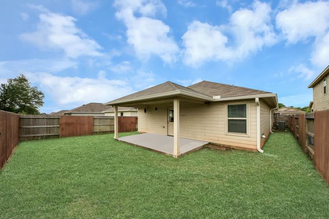 332 Riverwood Village Lane, Sealy, TX 77474