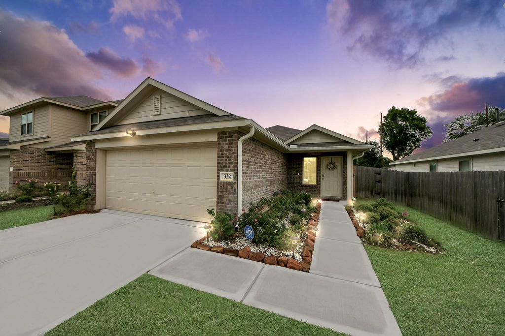 332 Riverwood Village Lane, Sealy, TX 77474