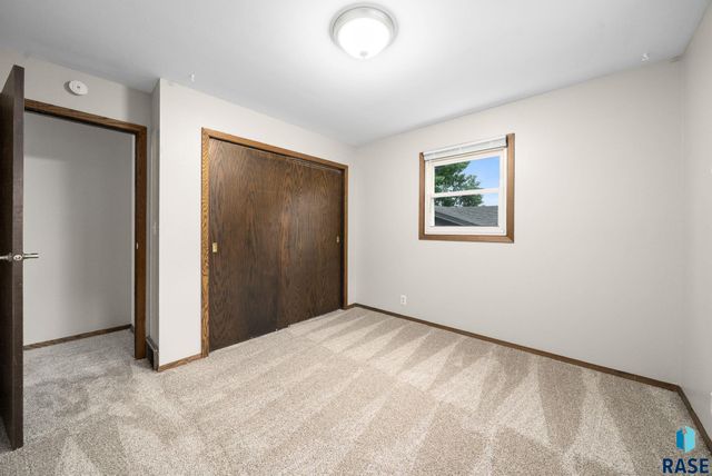 917 S Grandview Ave, Sioux Falls, SD 57103