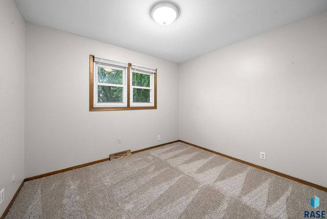 917 S Grandview Ave, Sioux Falls, SD 57103