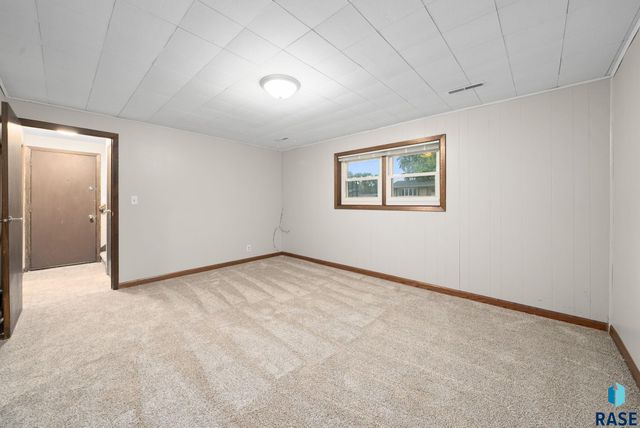 917 S Grandview Ave, Sioux Falls, SD 57103