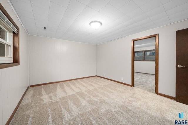 917 S Grandview Ave, Sioux Falls, SD 57103