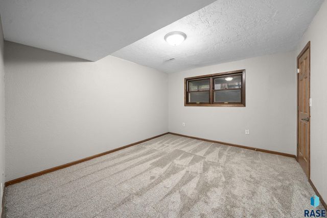 917 S Grandview Ave, Sioux Falls, SD 57103
