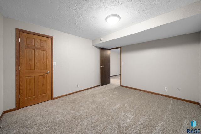 917 S Grandview Ave, Sioux Falls, SD 57103