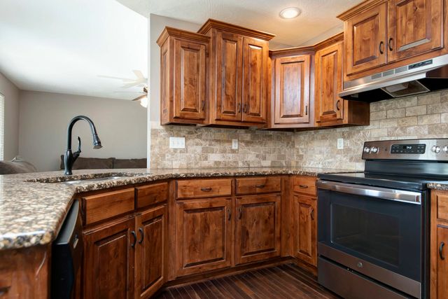 1382 S Cumberland Avenue, Republic, MO 65738