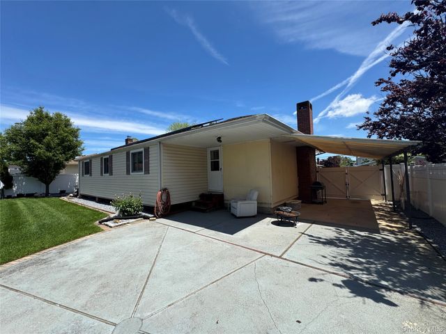 98 W 8th Street, Deer Park, NY 11729