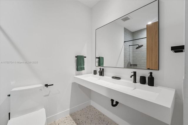 900 Brickell Key Blvd 1604, Miami, FL 33131