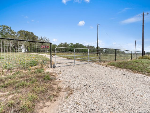 2975 County Road 120, Floresville, TX 78114