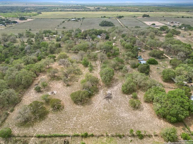 2975 County Road 120, Floresville, TX 78114