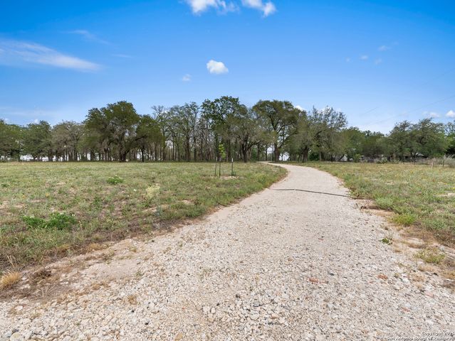 2975 County Road 120, Floresville, TX 78114