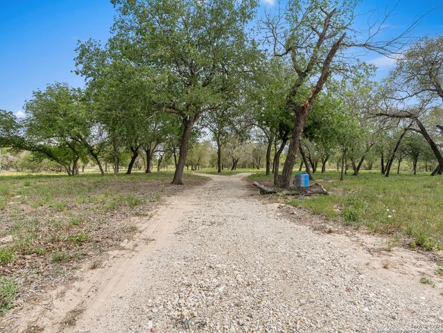 2975 County Road 120, Floresville, TX 78114