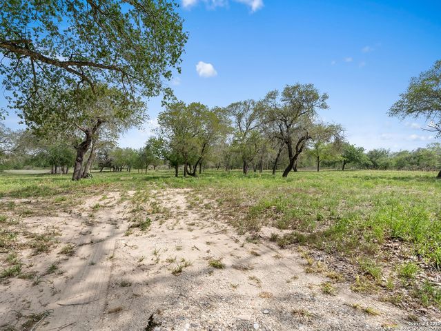 2975 County Road 120, Floresville, TX 78114