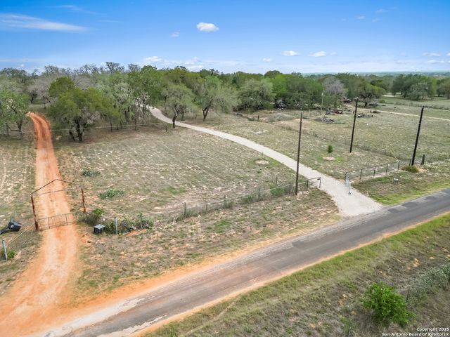 2975 County Road 120, Floresville, TX 78114