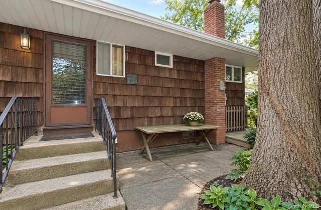 5 Pebble Lane, South Huntington, NY 11746