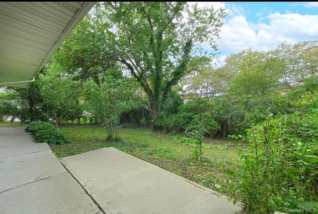 5 Pebble Lane, South Huntington, NY 11746