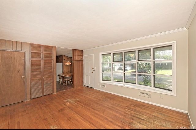 5 Pebble Lane, South Huntington, NY 11746