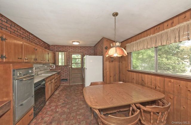 5 Pebble Lane, South Huntington, NY 11746