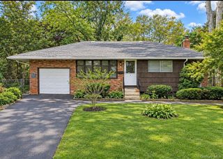 5 Pebble Lane, South Huntington, NY 11746
