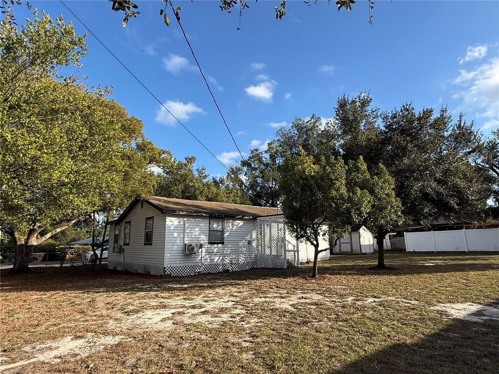 Image 8 of property listing at 9624 N 12TH STREET, Tampa, FL 33612