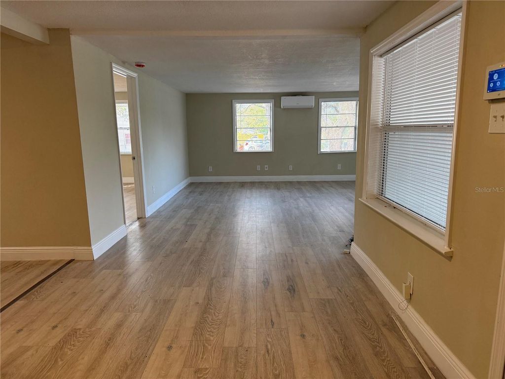 Image 9 of property listing at 9624 N 12TH STREET, Tampa, FL 33612