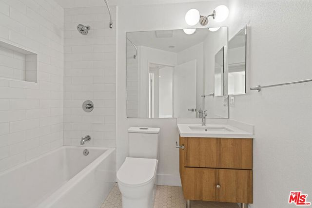 3939 Moore Street 106, Los Angeles, CA 90066