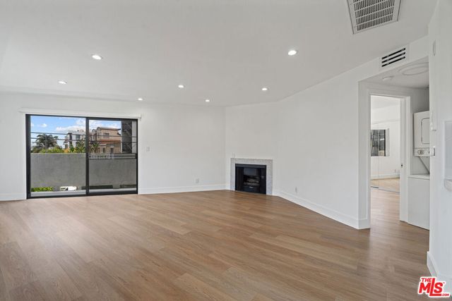 3939 Moore Street 106, Los Angeles, CA 90066