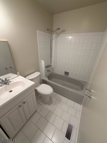 23 Peach Ct, Raritan Twp., NJ 08822