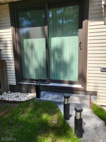 23 Peach Ct, Raritan Twp., NJ 08822