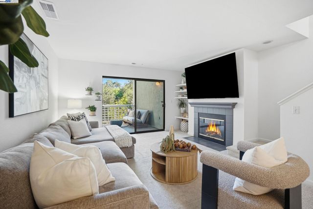 2586 Oak Road 229, Walnut Creek, CA 94597