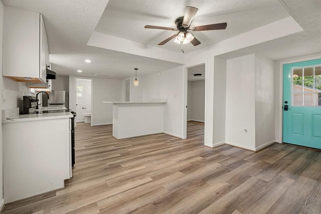 602 S 3rd Street B, La Porte, TX 77571