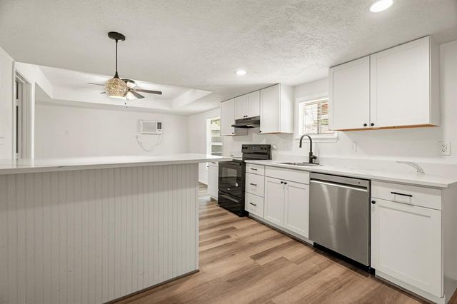 602 S 3rd Street B, La Porte, TX 77571