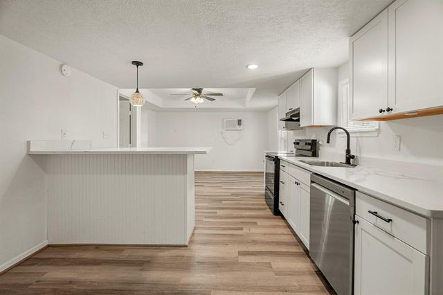 602 S 3rd Street B, La Porte, TX 77571